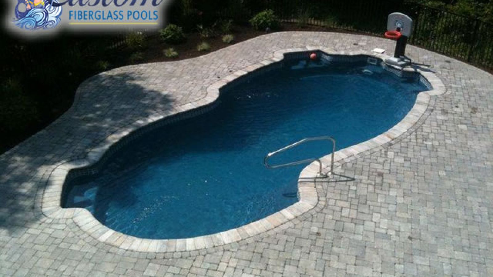 San Lucas Freeform Fiberglass Pool, a luxurious and inviting addition to a Clarksville, TN backyard