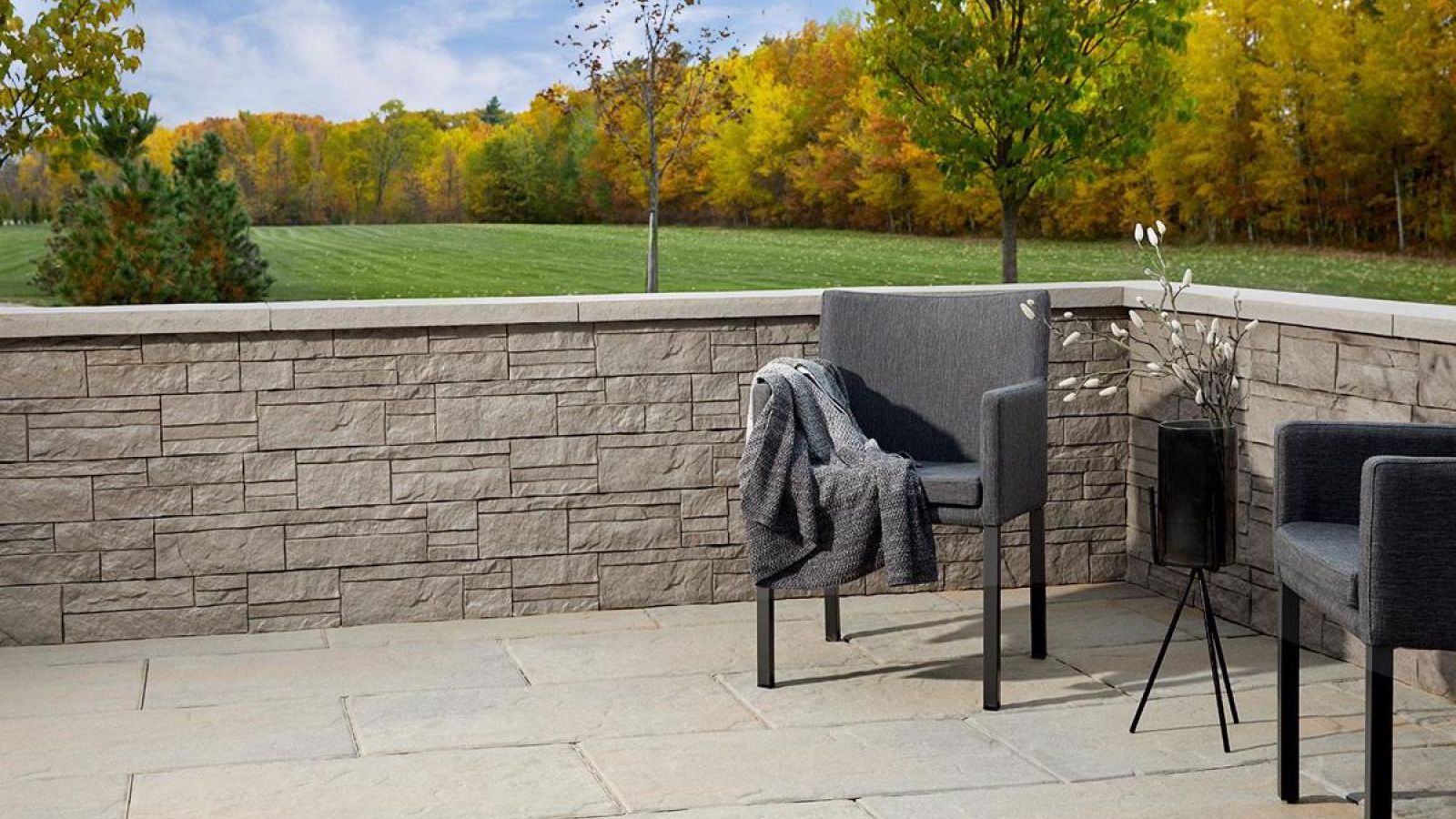 Chiseled Texture of Rosemont Wall by Techo-Bloc