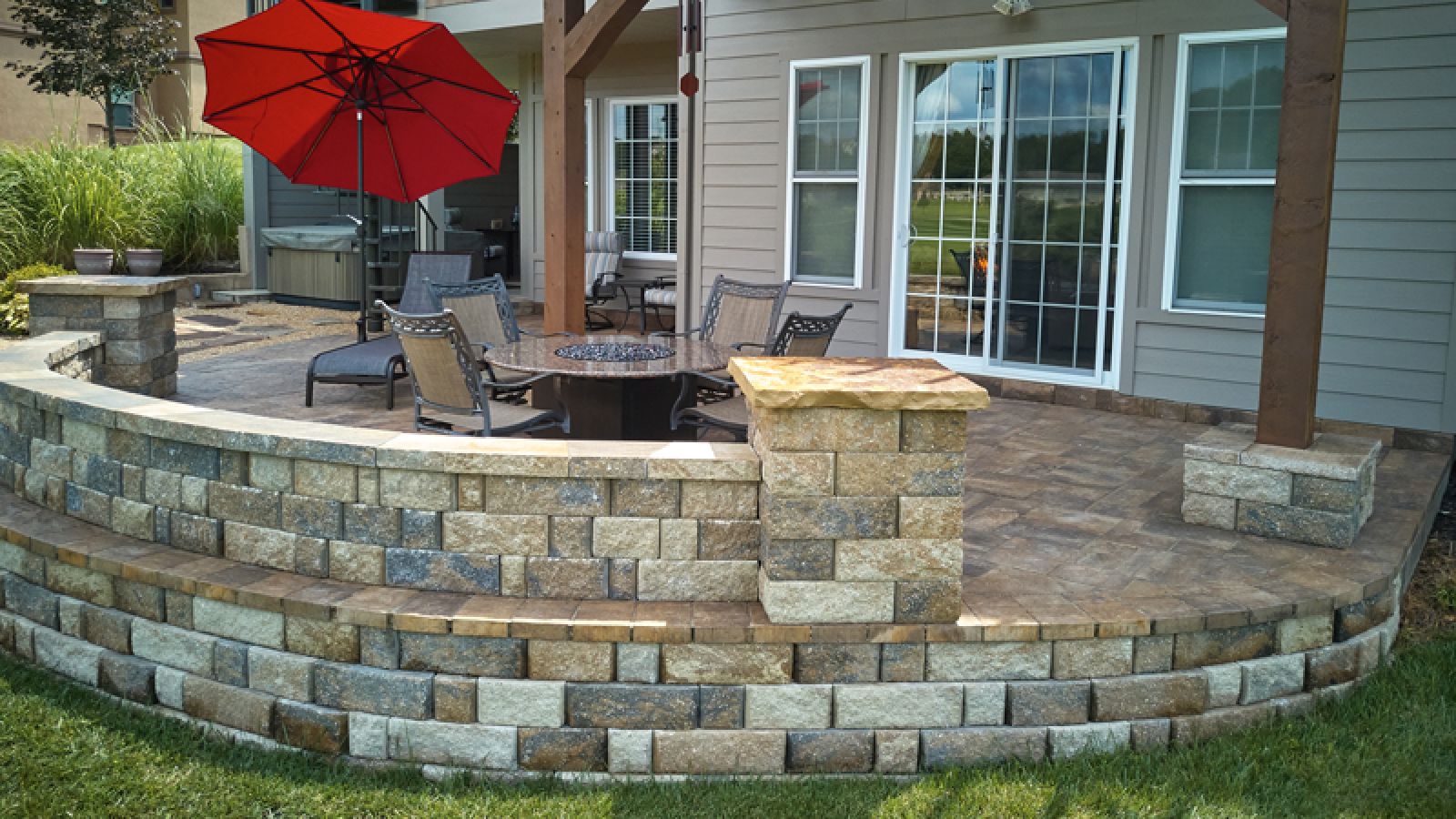 Harington® Freestanding units by Keystone Hardscapes, featured at AR Stoneworks & Outdoor Living, depicting its straight split face design.