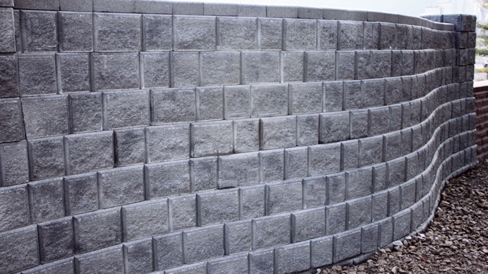 810 Traditional Express by EverLoc® Retaining Walls from AR Pools • Stoneworks & Outdoor Living