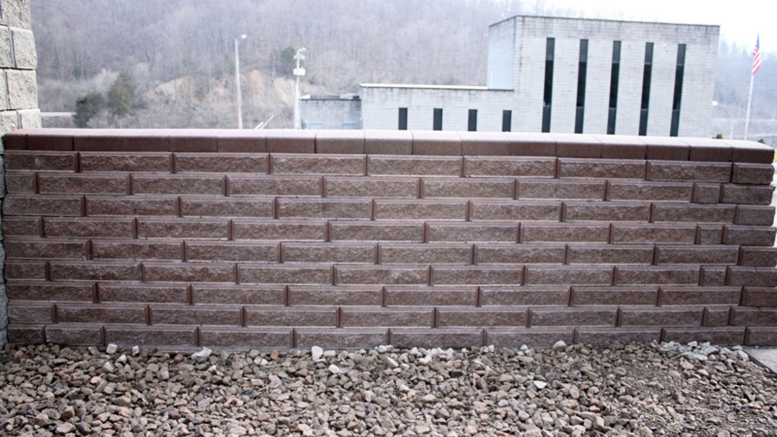 450 Full Express by EverLoc® Retaining Walls from AR Pools • Stoneworks & Outdoor Living