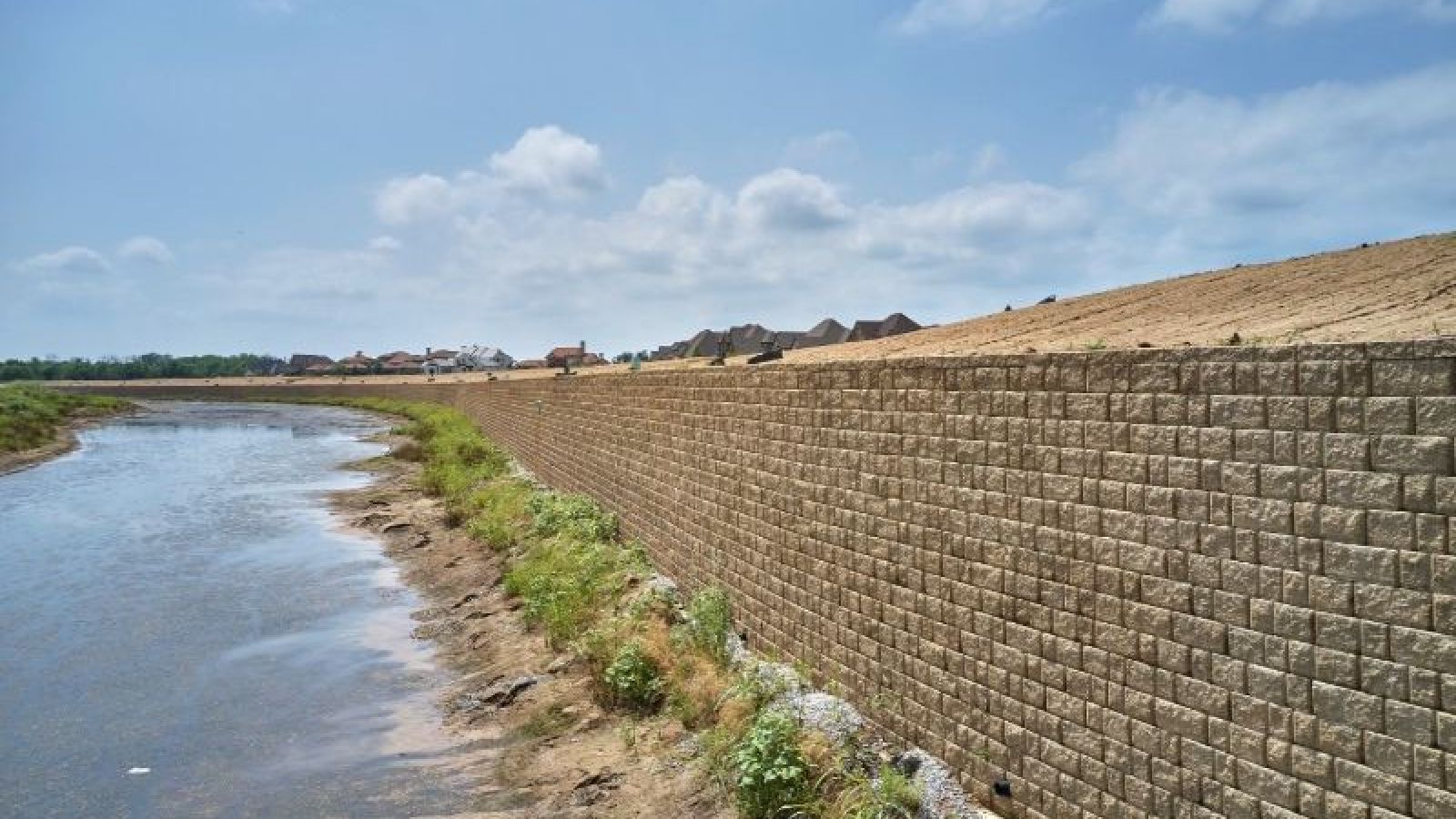 BroadStone® Retaining Wall - AR Pools & Keystone Hardscapes