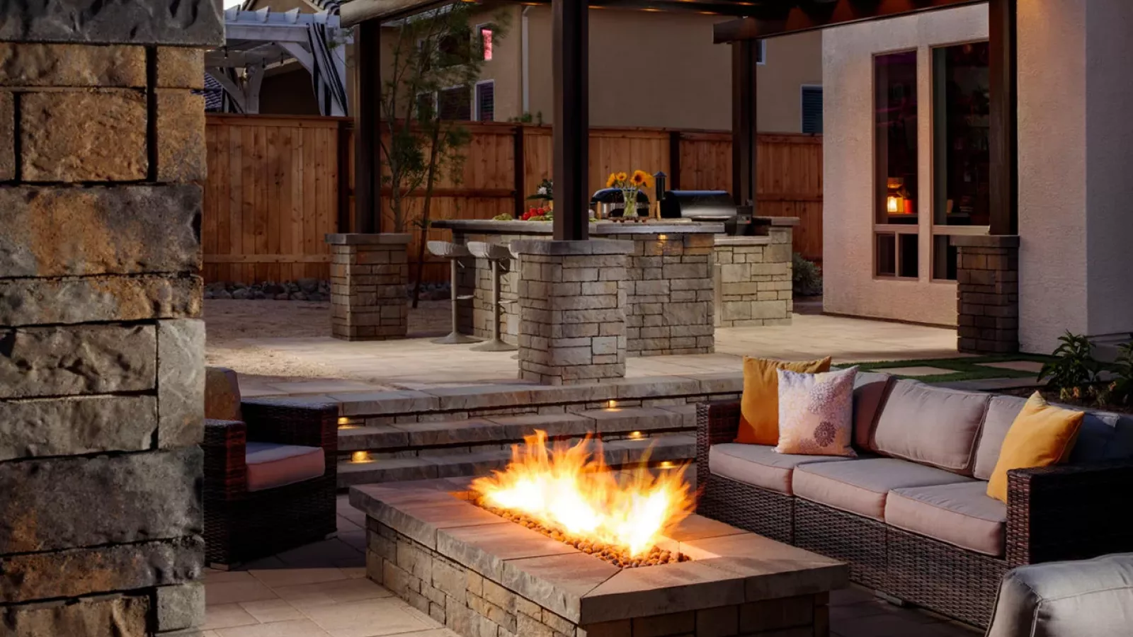 Ashlar Tandem™ Wall showcasing natural stone texture and modular design.