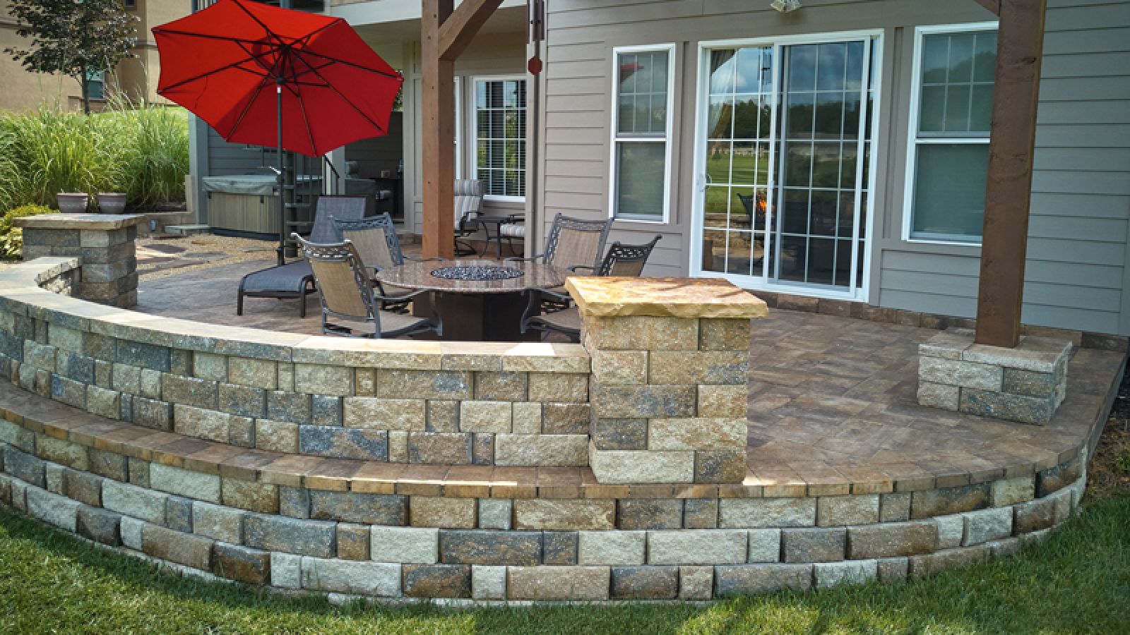Harington® Freestanding units by Keystone Hardscapes, featured at AR Pools • Stoneworks & Outdoor Living, depicting its straight split face design.
